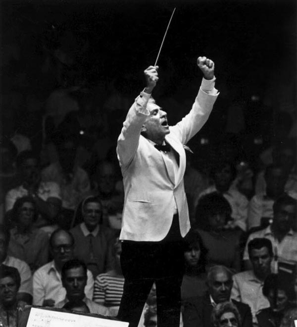 레너드 번스타인이 뉴욕 필하모닉 오케스트라를 지휘하고 있는 모습. 번스타인은 다재다능한 실력을 갖춘 작곡가이자 지휘자, 피아니스트, 선생님이었답니다.
