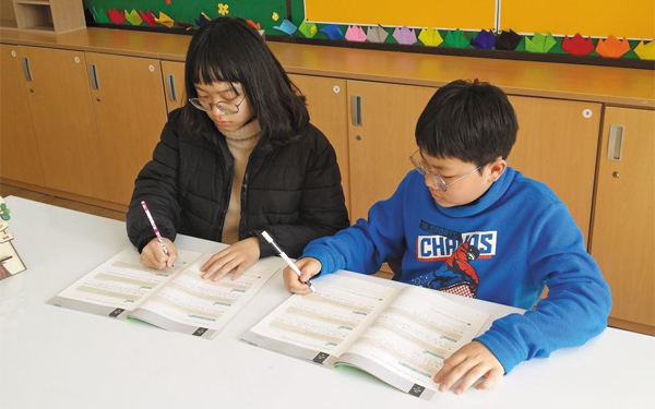 경북 경주 산내중 1학년 학생들이 13일 조선일보 글쓰기 노트에 실린 ‘단문(單文) 따라 쓰기’를 하고 있다. 산내중은 올해부터 전교생을 대상으로 아침 자습시간 등을 활용해 ‘좋은 글 베껴 쓰기’를 하고 있다.