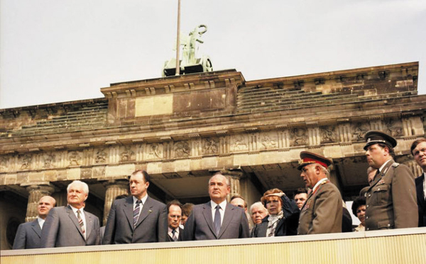 1986년 미하일 고르바초프 당시 소련 공산당 서기장(가운데)이 동독을 방문한 모습이에요.