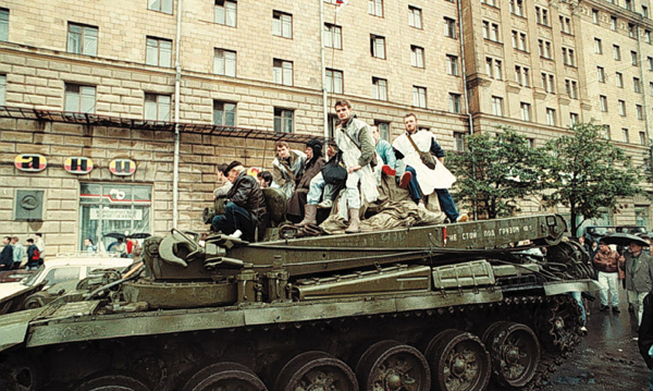 1991년 8월 보수파 쿠데타에 맞서 시위를 벌이는 모스크바 시민들.