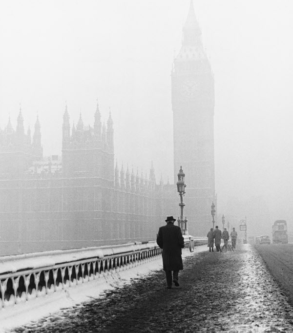 1950년대 스모그가 가득한 영국 런던 전경. 다리 건너 빅벤 시계탑도 흐릿하게 보여요.