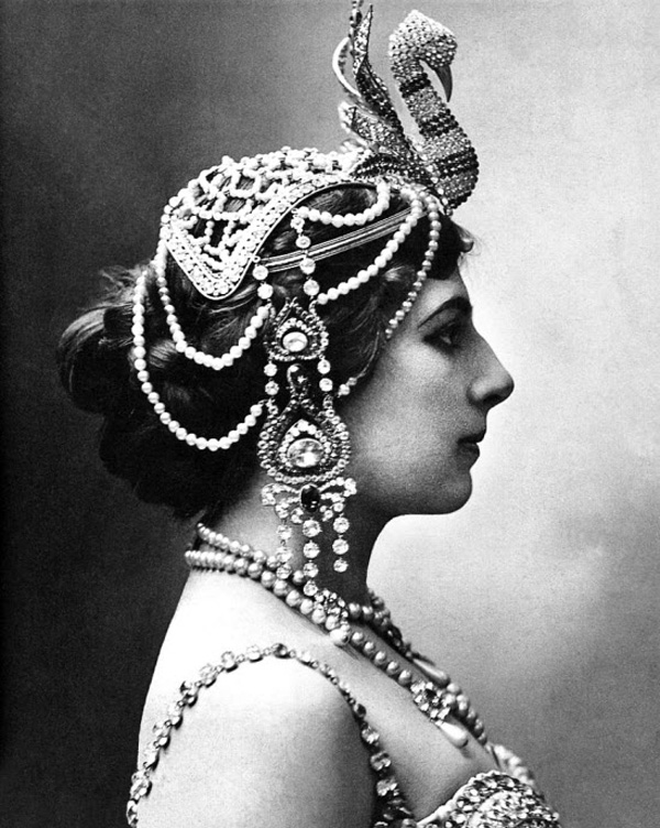 1910년 프랑스 파리에서 무희로 활동하던 마타 하리의 사진. 동남아시아·인도풍 장신구를 찬 모습이에요.