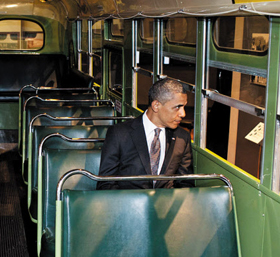 체포 당시 로자가 앉아 있던 버스 중간 줄에 착석한 버락 오바마 전 미국 대통령.