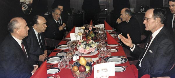 1989년 몰타 해역의 유람선에서 미국 부시(오른쪽·조지 W 부시 대통령의 아버지) 대통령과 소련 고르바초프(왼쪽) 서기장이 정상회담 만찬을 갖고 있어요.