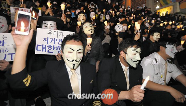 얼마 전 서울 도심에서 대한항공 직원들과 시민들이 촛불 시위를 하는 모습.