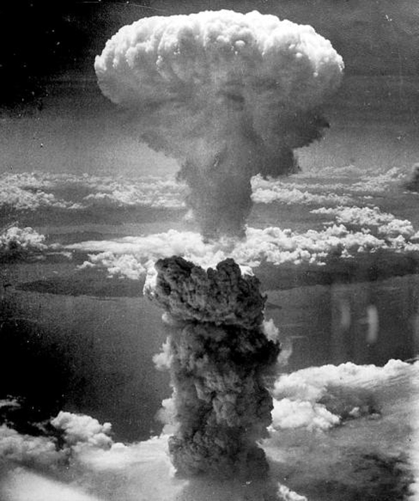 1945년 8월 9일 일본 나가사키에서 폭발한 원자폭탄 모습. 