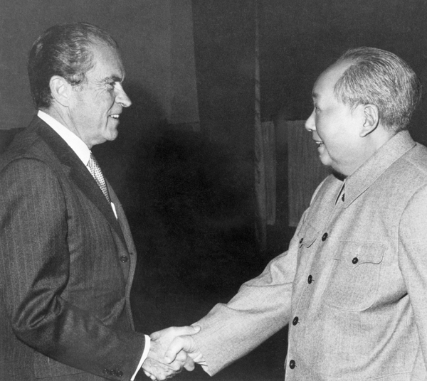 1972년 중국을 찾은 리처드 닉슨(왼쪽) 미국 대통령이 마오쩌둥 중국 국가주석과 악수하고 있어요. 