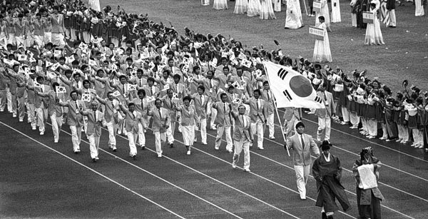 1986년 서울아시안게임 개회식에서 한국 선수단이 입장하고 있어요.