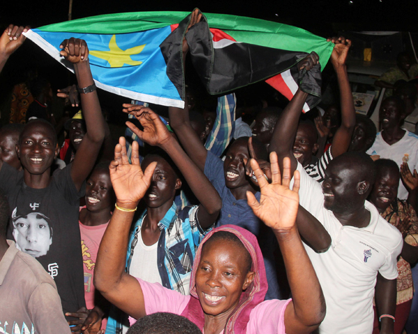 지난 5일 남수단 정부와 반군이 평화협정을 체결하자 수도 주바에서 시민들이 거리에 나와 기뻐하고 있어요.