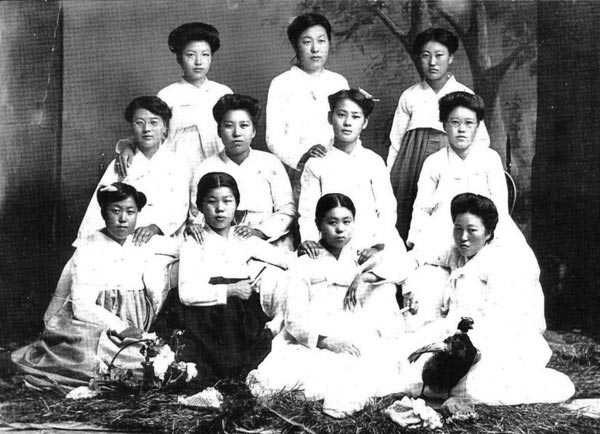1913년쯤 하와이에 도착한‘사진 신부’들이에요. 
