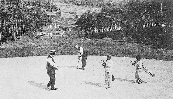 1920년대 국내 최초 골프장 ‘효창원’에서 골프를 치는 사람들. 캐디가 한복을 입고 있다. 