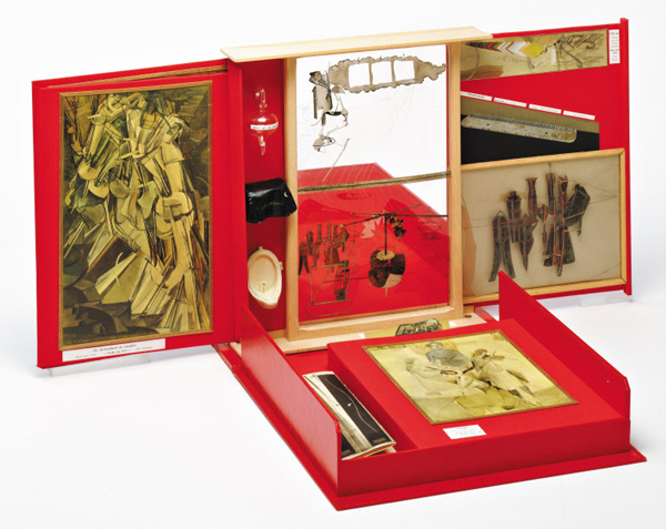작품5 - ‘마르셀 뒤샹으로부터 혹은 마르셀 뒤샹에 의한, 또는 에로즈 셀라비로부터 혹은 에로즈 셀라비에 의한(여행가방 속 상자)’, 1966. /국립현대미술관 서울관, ‘마르셀 뒤샹’展