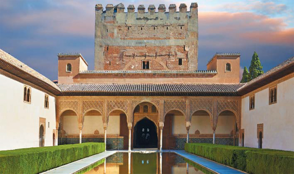 ‘클래식 기타의 아버지’로 불리는 타레가는 여행 중에 알함브라 궁전을 보고 그 아름다움에 반해 연주곡 ‘알함브라 궁전의 추억’을 작곡했다고 해요. 스페인에 남아 있는 이슬람 왕조의 건축물이죠. 사진은 알함브라 궁전에 있는 아라야네스 안뜰과 코마레스 탑입니다. 