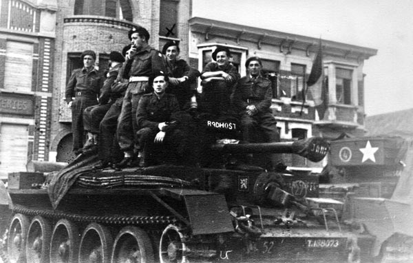 2차대전 종전 직후 영국군에 편입된 체코슬로바키아 1기갑여단 병사들이 탱크 위에 올라가 있는 모습입니다.