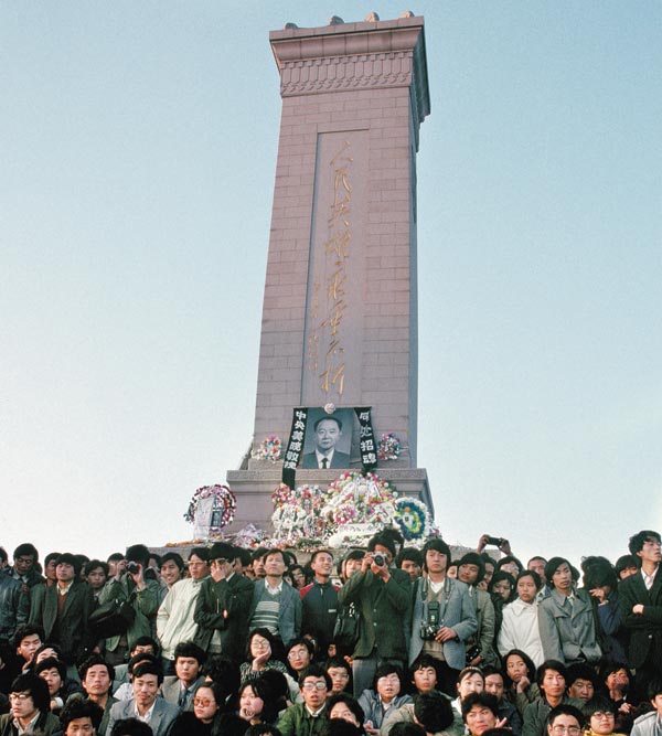 1989년 후야오방 전 중국 공산당 총서기를 추모하러 모인 중국 대학생과 시민들이 베이징 톈안먼광장 인민영웅기념비 앞에 서 있어요. 기념비 앞에 후야오방 영정이 놓여 있습니다.