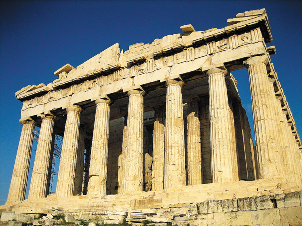 그리스 아테네에 있는 파르테논 신전. ‘엘긴 마블’은 신전 석조 처마 아래 등에 장식되어 있었습니다. 