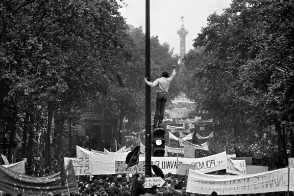 작품2 - 브뤼노 바르베, ‘리퍼블리크에서 당페르-로슈로로 향하는 학생과 노동자로 구성된 시위대’, 1968. 