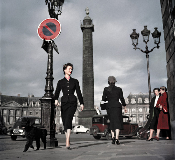작품3 - 로버트 카파, ‘뉴룩 스타일 롱스커트를 입고 있는 디올 모델’, 1948. 