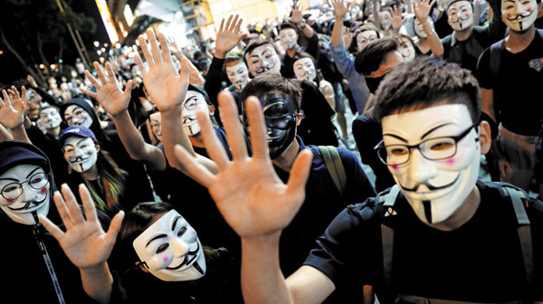 지난 5일 홍콩에서 시위대가 가이 포크스 가면을 쓰고 시위를 하고 있습니다. 