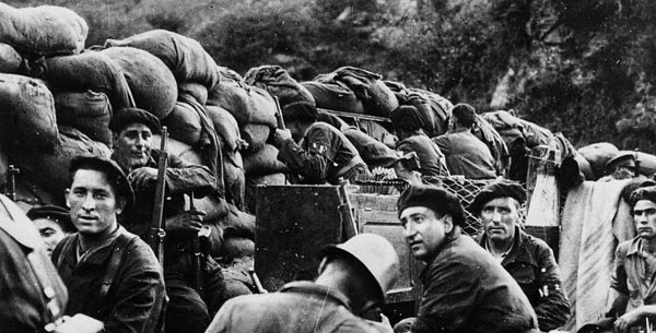 1936년 스페인 내전에서 공화파 의용군들이 스페인 북동부 '이룬 전투'에 참여하고 있는 모습입니다.