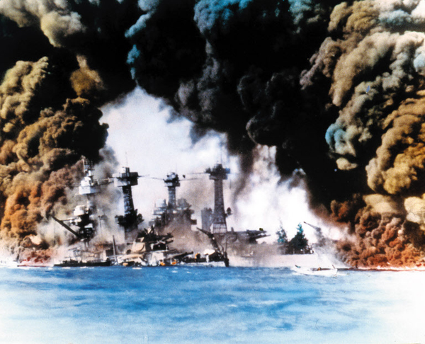 1941년 12월 7일 하와이 오하우섬 진주만에서 미국 군함이 일본군의 기습 공습을 받아 연기를 내뿜고 있습니다. 왼쪽부터 미 군함 웨스트 버지니아호와 테네시호. 일본은 선전포고 없이 진주만을 타격했고, 미국은 이에 크게 분노했습니다.