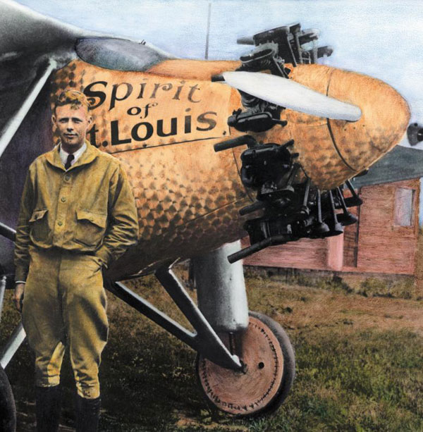 1927년 처음으로 대서양을 '무수면' '단독' 횡단한 찰스 린드버그가 그의 비행기 '세인트루이스의 정신' 앞에 서 있습니다.
