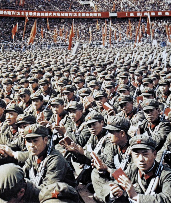 1966년 중국 베이징에서 홍위병들이 붉은색 표지의 '마오쩌둥 어록'을 읽고 있어요