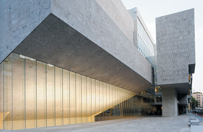 올해 프리츠커상 수상자인 이본 패럴과 셸리 맥나마라가 설계한 이탈리아 밀라노 보코니 대학의 전경. 