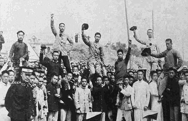1919년 5월 4일 거리시위에 나섰다 구류됐던 베이징사범대 학생들이 7일 학교로 돌아와 찍은 기념사진이에요. 당시 베이징 시내 대학생들이 주도하고 각계각층이 참여한 5·4운동으로 중국 정부는 베르사유조약 조인을 거부했답니다.