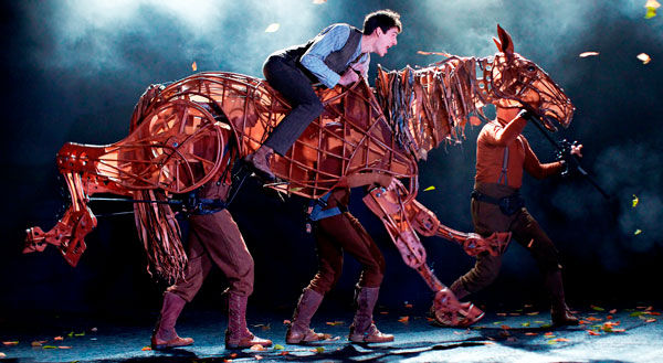 군마 '조이'와 소년 '앨버트'의 우정을 그린 연극 '워 호스(War Horse)'의 한 장면. 