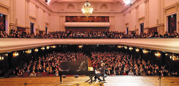 폴란드 바르샤바 필하모닉 콘서트홀에서 열린 2015년 쇼팽 콩쿠르 본선의 한 장면이에요.