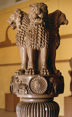 기원전 250년쯤 인도 아소카왕이 사르나트(부처가 첫 설교를 한 장소) 지역에 세운 기둥의 일부인 사자상이에요. 인도의 상징이기도 한 이 사자상은 사르나트 박물관에 전시돼 있습니다.