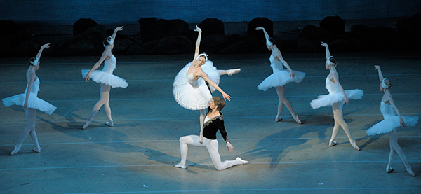 마린스키 극장에서 공연된 고전 발레 ‘백조의 호수’의 한 장면이에요. 남녀 주인공이 선보이는 2인무 ‘그랑 파드되(grand pas de deux)’는 발레 공연의 백미로 꼽혀요.