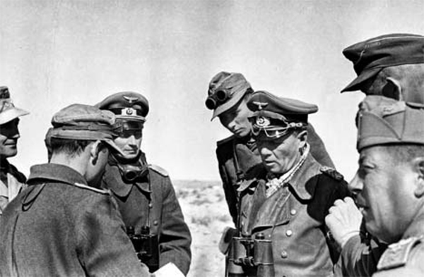 북아프리카 전선에서 작전을 짜고 있는 롬멜(가운데) 장군의 모습이에요. 2차 세계대전 당시 북아프리카에서 영국군과 싸웠던 롬멜 장군은 대담한 기습 공격으로 ‘사막의 여우’라는 별명을 얻었어요.