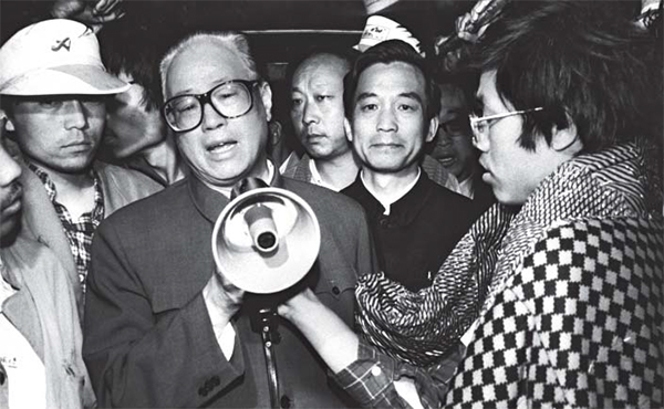 1989년 5월 19일 자오쯔양이 톈안먼 광장에 나와 시위대를 향해 연설하는 모습입니다. 그는 “대화의 문은 열려있다”며 호소했어요. /게티이미지코리아