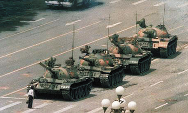 한 청년이 톈안먼 광장에 진입하는 탱크 행렬을 맨몸으로 막았어요. 이 사진은 중국 민주화 항쟁의 상징적인 장면이 됐어요. /위키피디아