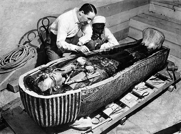 투탕카멘의 무덤을 발견한 고고학자 하워드 카터(왼쪽)가 관을 살펴보는 모습. /Semmel Concerts·위키피디아