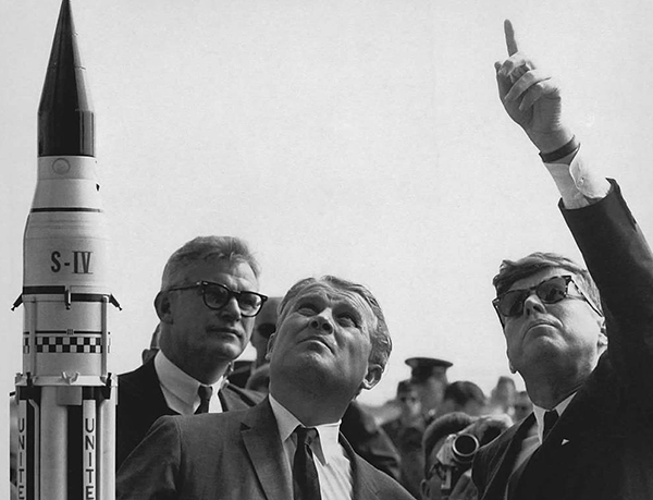 ①독일 출신 과학자 베른헤르 폰 브라운(중간)이 미국 케네디 대통령(오른쪽)에게 로켓에 대해 설명하고 있어요. 2차 세계대전 때 최첨단 무기 ‘V2′를 개발한 폰 브라운은 이후 미국으로 건너와 일했어요. 그는 미국의 우주 기술을 끌어 올려 인류 최초로 달에 착륙한 ‘아폴로 11호’의 성공에 큰 기여를 했답니다. /NASA