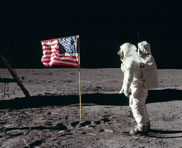 ②1969년 7월 20일 달 표면에 착륙한 아폴로 11호 우주 비행사 버즈 올드린이 성조기에 경례를 하고 있어요. /NASA