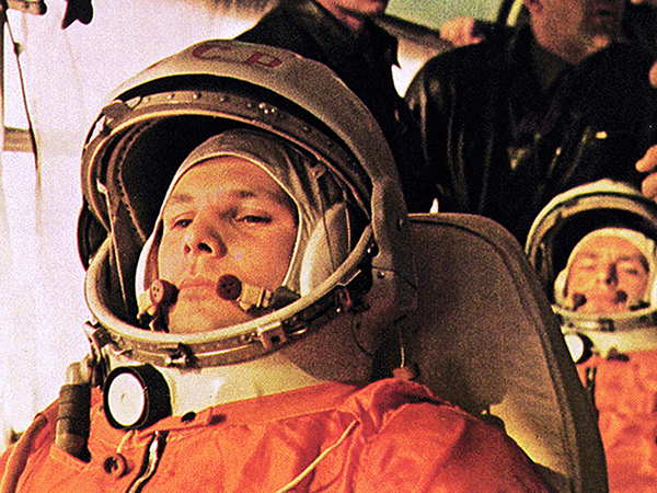 ③1961년 4월 12일 인류 최초로 우주 비행에 성공한 소련의 유리 가가린이 발사 장소로 가는 버스에 탑승한 장면. /NASA