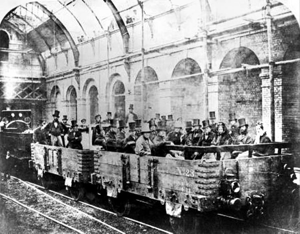 영국 런던에서 1863년 세계 최초 지하철이 개통되기 전에 정치인·기술자 등이 사전 시승식을 하는 모습. /런던교통박물관 홈페이지