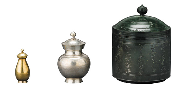 ③夫余の王福寺跡で見つかったサリラ花瓶。 ブロンズのサリハブには、ワンフンサ寺院の創立日を示す碑文があります。  /夫余国立文化遺産研究所