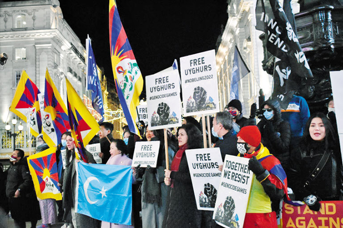 지난해 12월 10일 자유티베트 등 인권 단체가 영국 런던의 피카딜리서커스 광장에서 위구르족과 티베트족의 독립을 요구하며 항의 집회를 하는 모습이에요. /위키피디아·자유티베트 홈페이지