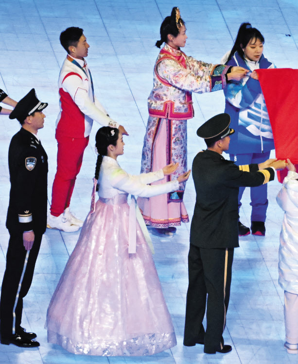 지난 4일 중국 베이징 국립경기장에서 열린 2022 동계올림픽 개회식에서 한복 입은 여성이 등장해 ‘중국의 문화 침탈’이라는 논란이 일었어요. 중국은 여러 소수민족 중 조선족 의상을 입고 나온 것이라 주장했어요. /김지호 기자