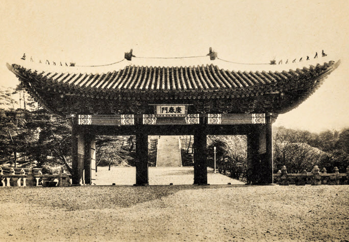 1932년 일제가 장충단을 없애고 이토 히로부미를 기리고자 세운 사찰 박문사(博文寺)의 ‘경춘문’. 일제는 박문사를 지으려고 경복궁 선원전을 옮겨 승려들 거처로 사용했고, 경희문 정문인 흥화문을 통째로 떼 와 박문사 앞문인 경춘문으로 둔갑시켰어요. 광복 후 박문사는 철거됐습니다. /서울역사박물관