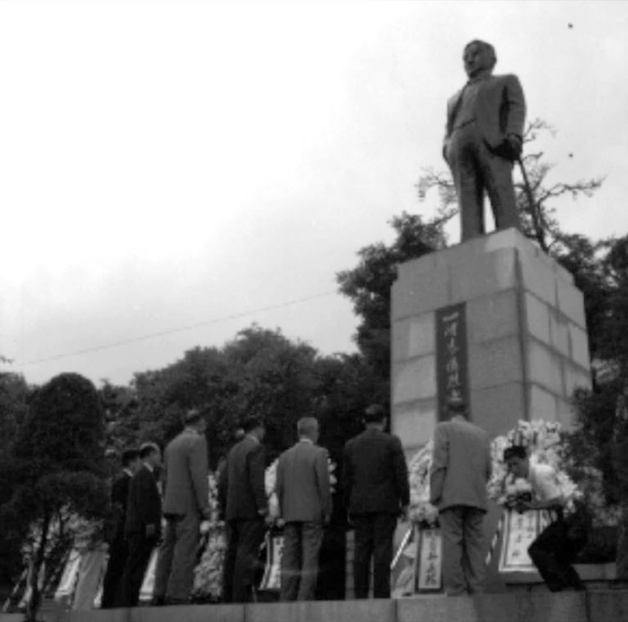 1964년 세운 이준 열사 동상의 제막식 모습이에요. /서울역사박물관