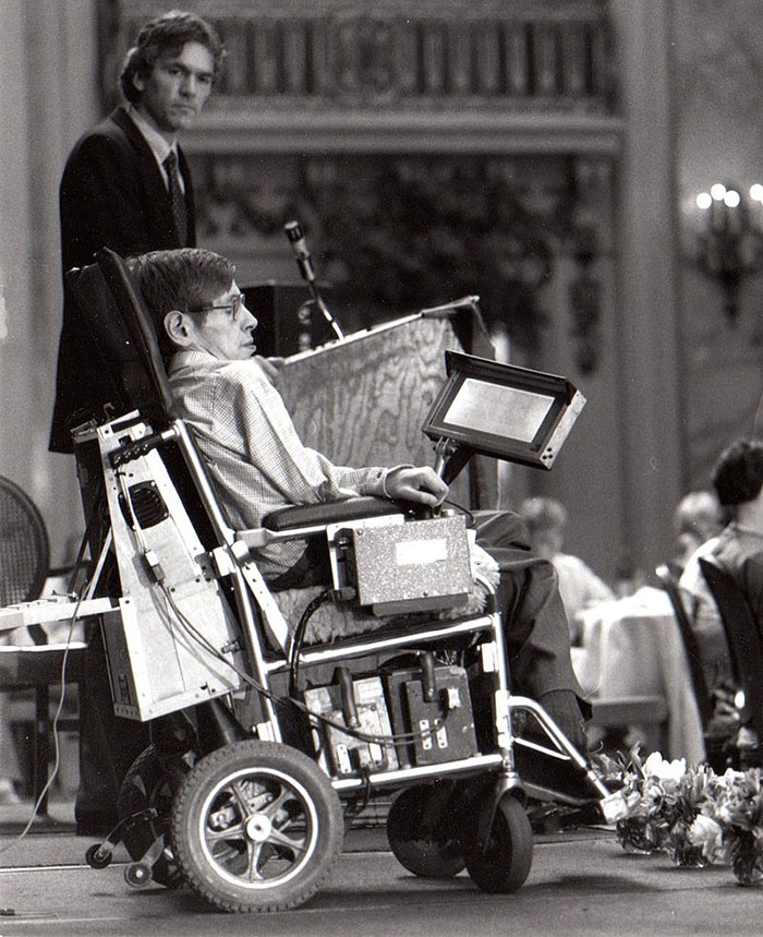스티븐 호킹(앞쪽)은 휠체어에 앉아서도 온 정신을 우주의 신비를 밝히는 데 쏟아부었어요. /위키피디아