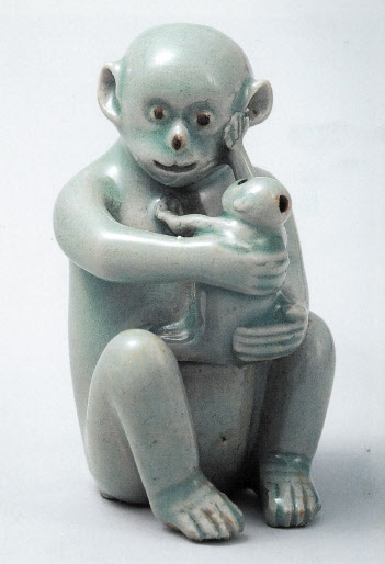 간송미술관에 소장된 국보 ‘청자 모자(母子) 원숭이형 연적’이에요. 아기 원숭이가 엄마에게 칭얼거리며 뺨을 어루만지는 모습을 표현했어요. /간송미술관