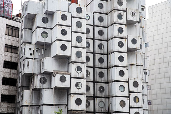 지난 4월 철거가 시작된 일본의 나카긴 캡슐 타워. /위키피디아