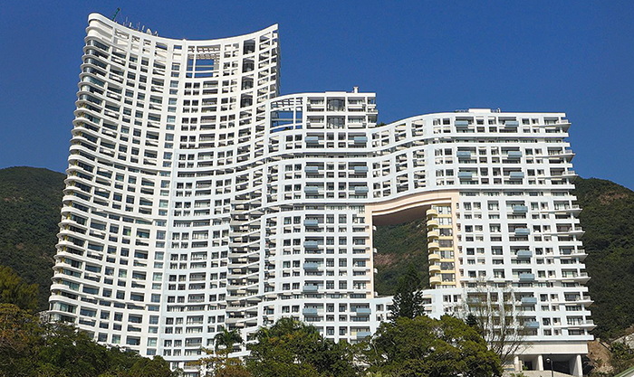 홍콩섬 남부에 있는 리펄스베이 맨션. 건물 가운데 용이 지나다니는 통로를 만들었어요. /위키피디아